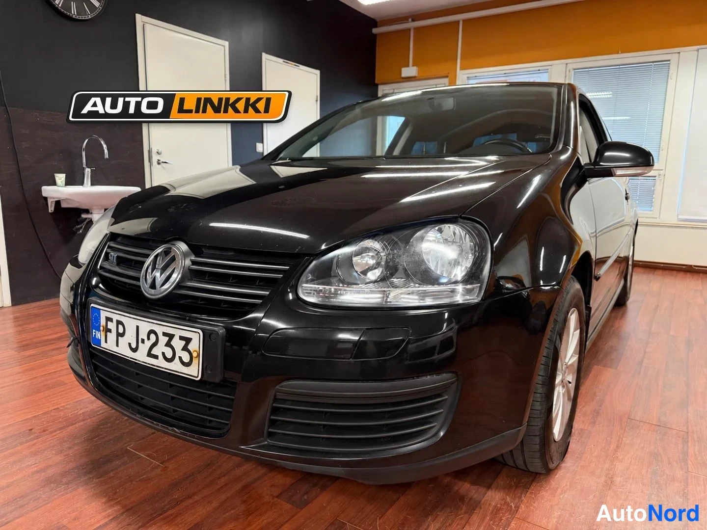 Musta Volkswagen Golf 2008, etuviisto, keula vasemmalle, kuva 2