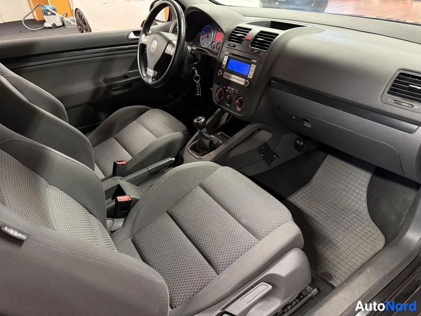 Musta Volkswagen Golf 2008, ohjaamo, kuva 8