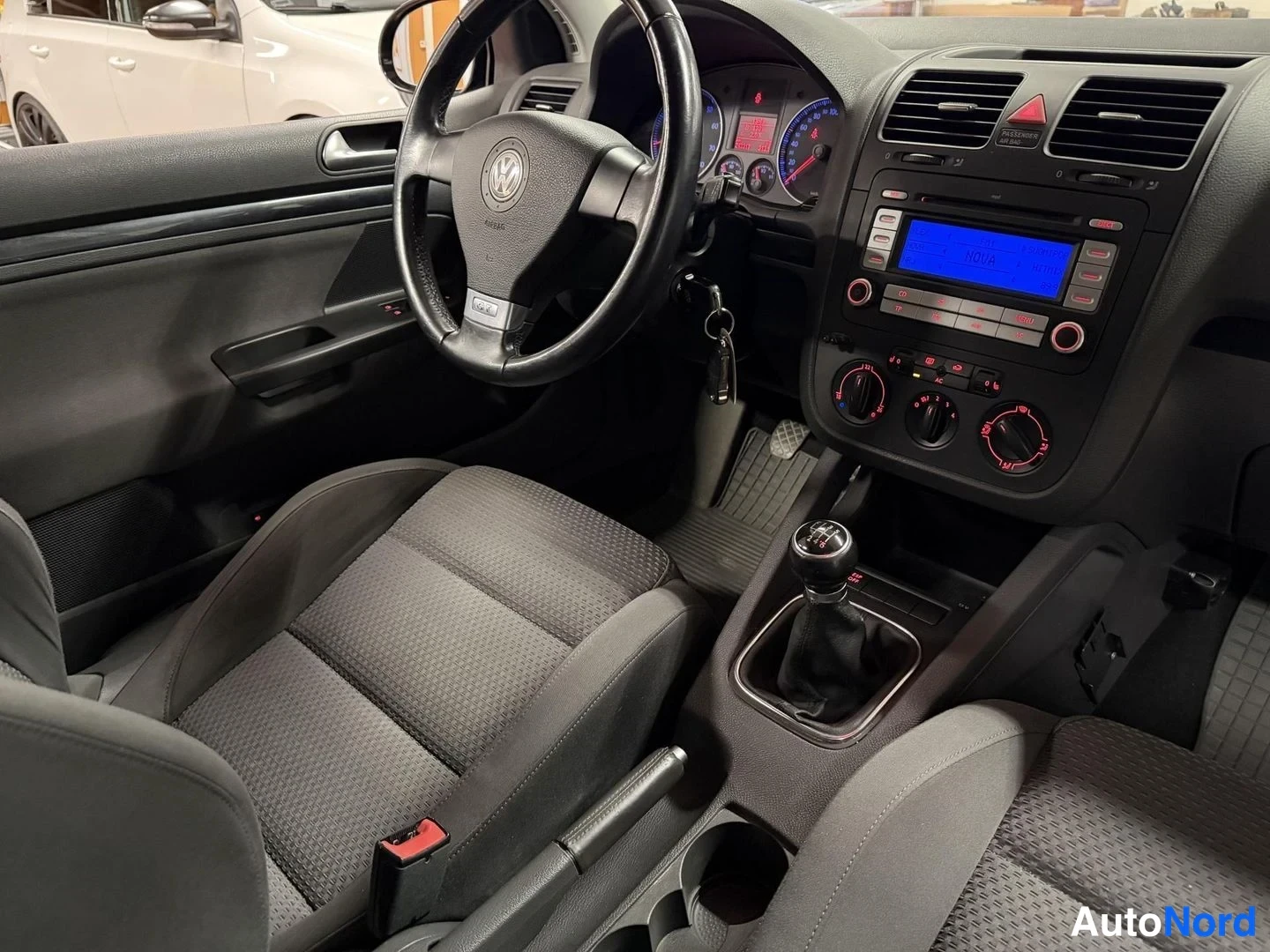 Musta Volkswagen Golf 2008, ohjaamo, kuva 9