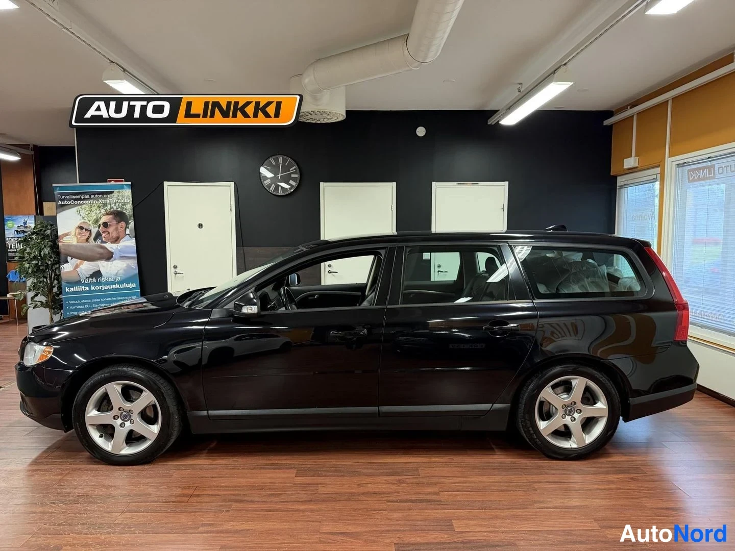 Svart Volvo V70 2008, från sidan, bild 5