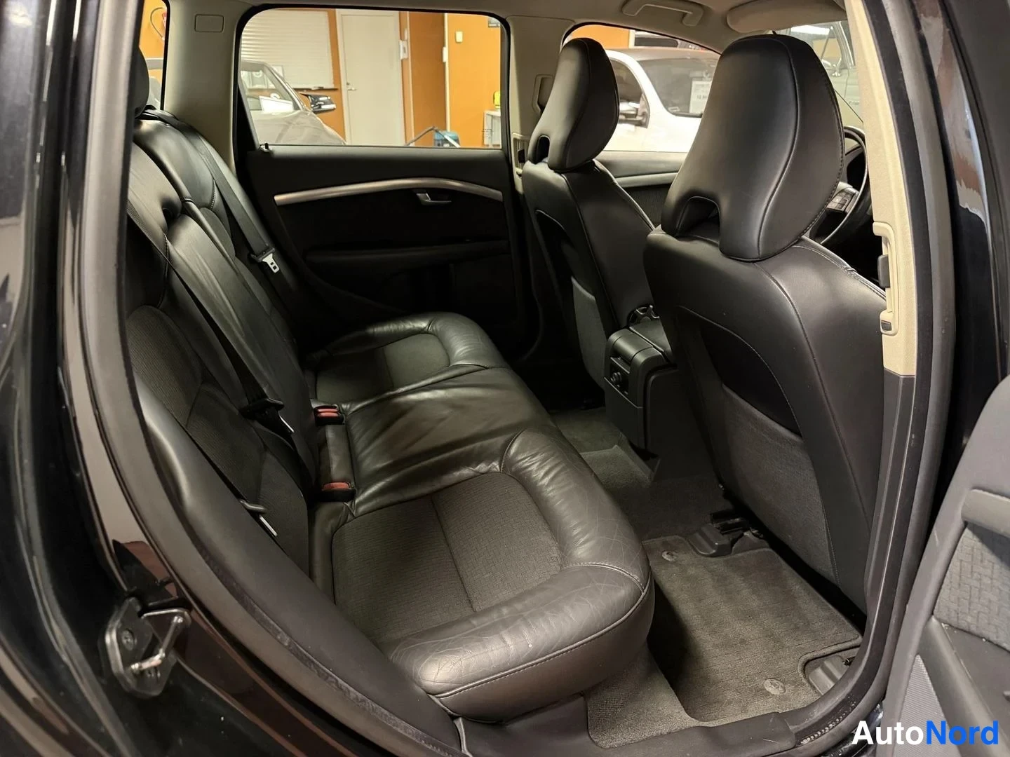 Svart Volvo V70 2008, baksäten, bild 15