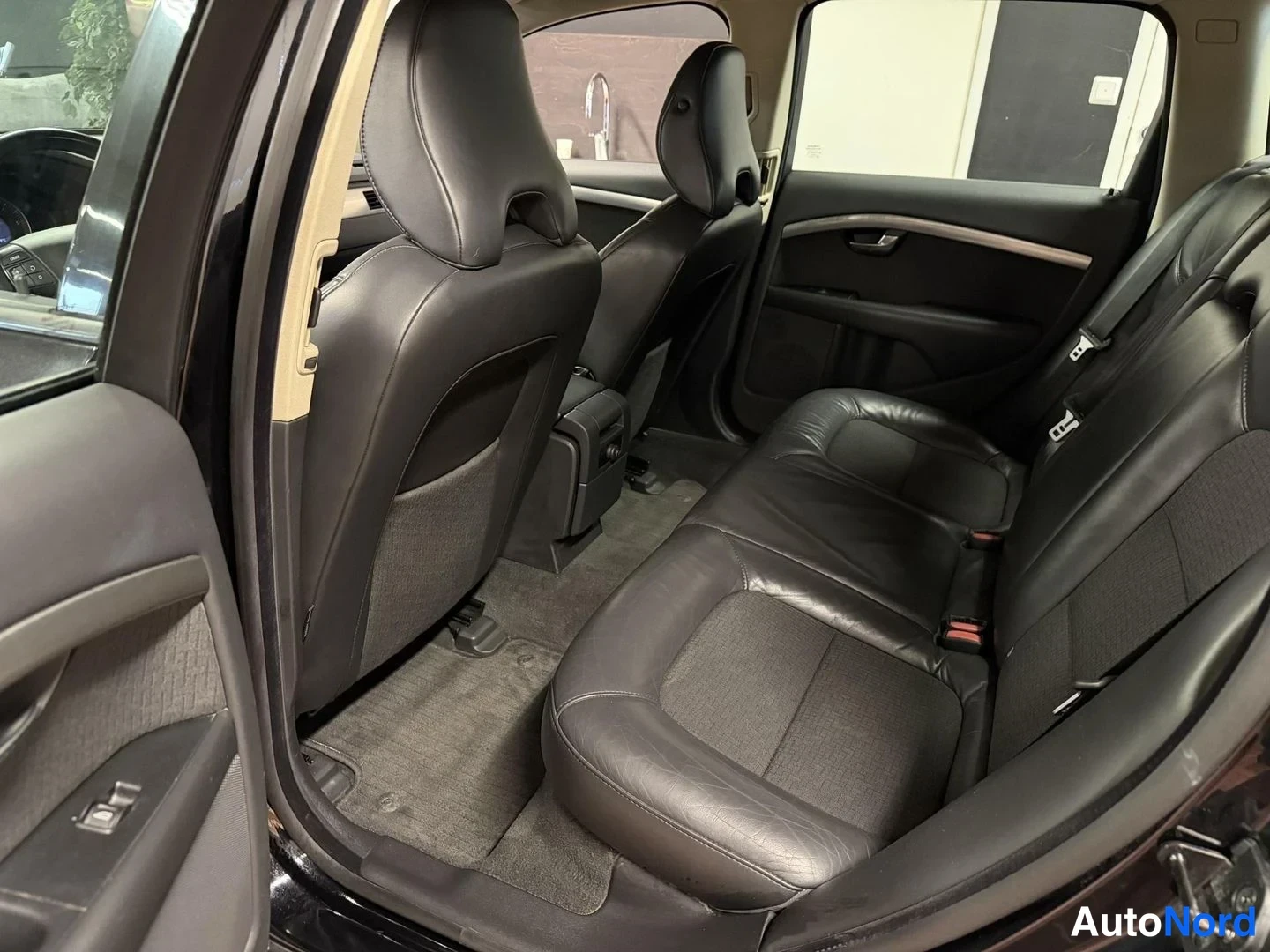 Svart Volvo V70 2008, baksäten, bild 16