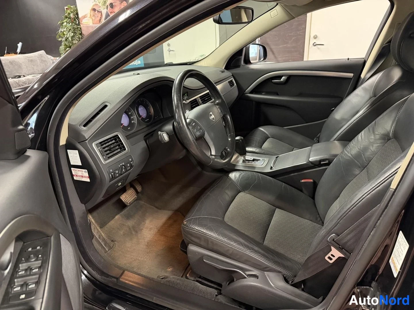 Svart Volvo V70 2008, förarplats, bild 10