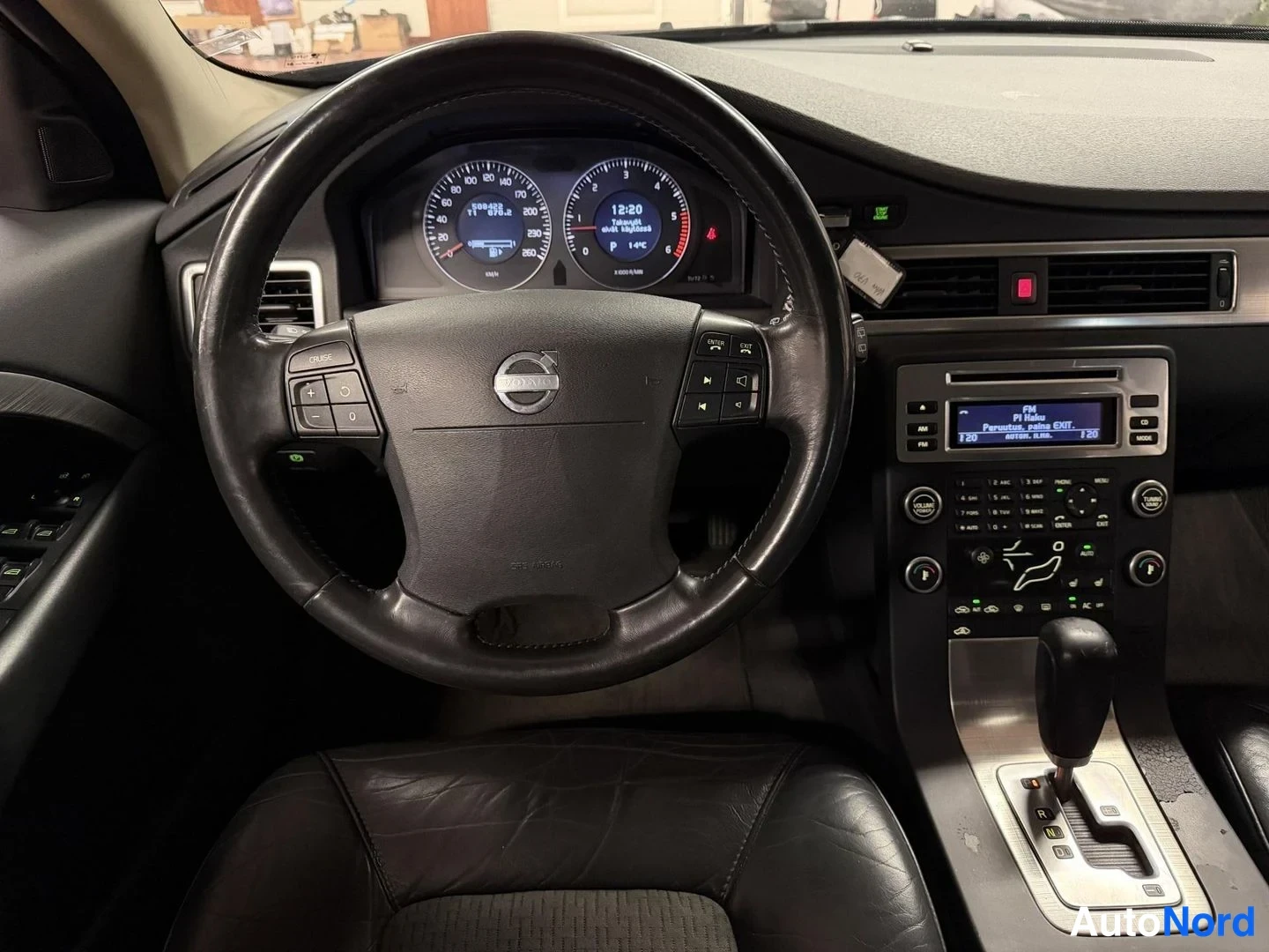 Svart Volvo V70 2008, förarplats, bild 12