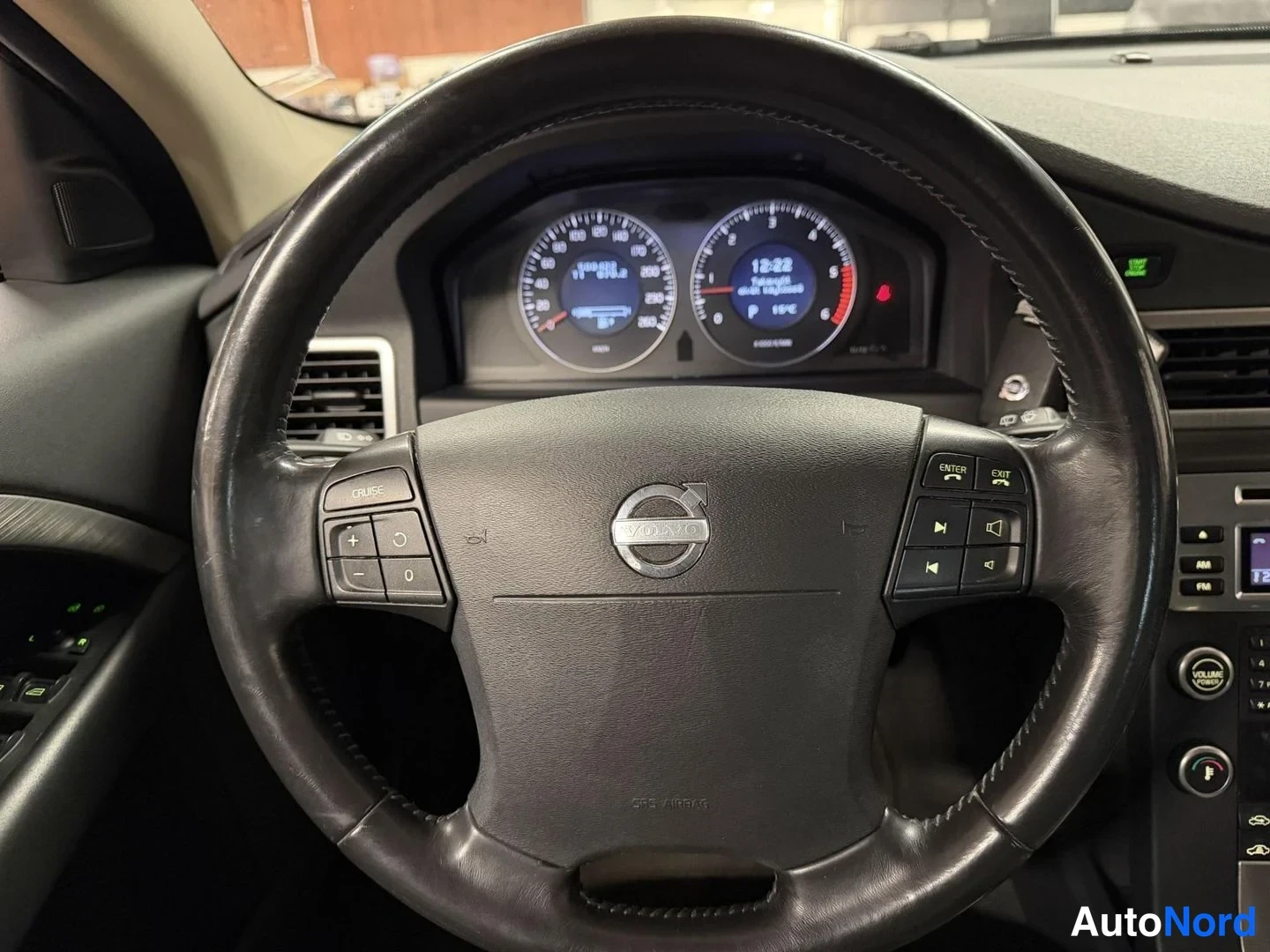 Svart Volvo V70 2008, förarplats, bild 13