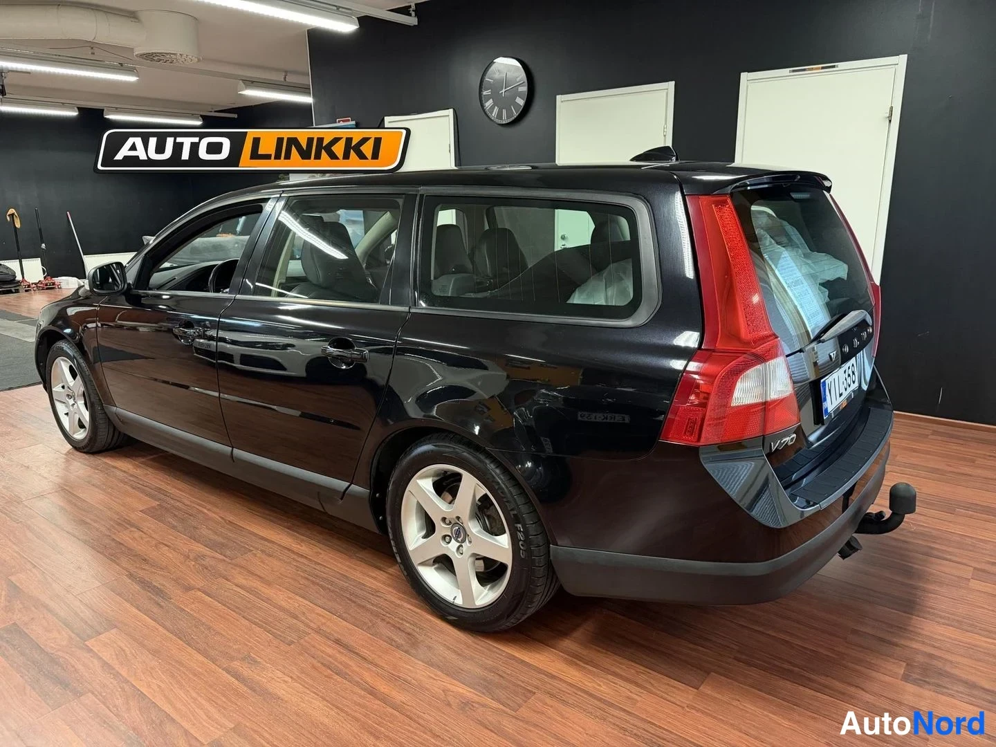 Svart Volvo V70 2008, snett bakifrån, bild 6