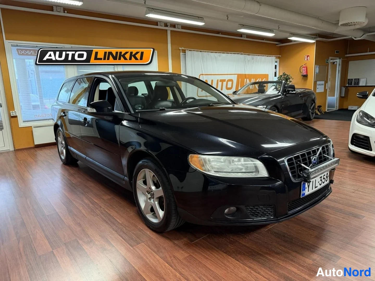 Svart Volvo V70 2008, snett framifrån, fronten åt höger, bild 3