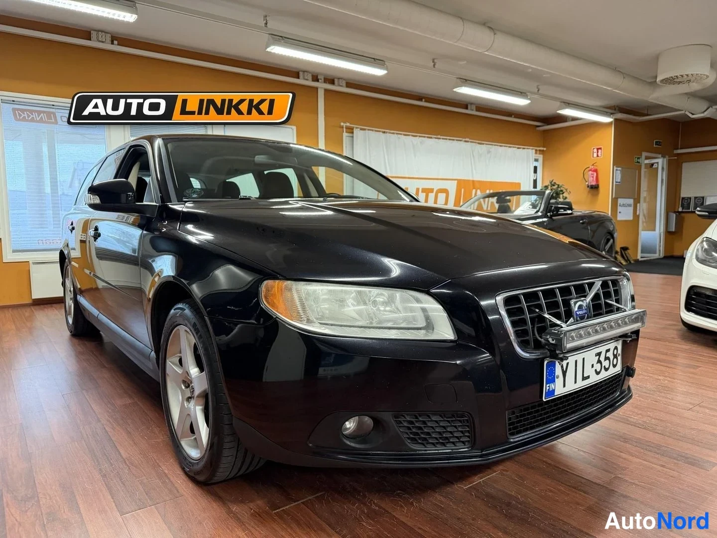 Svart Volvo V70 2008, snett framifrån, fronten åt höger, bild 4