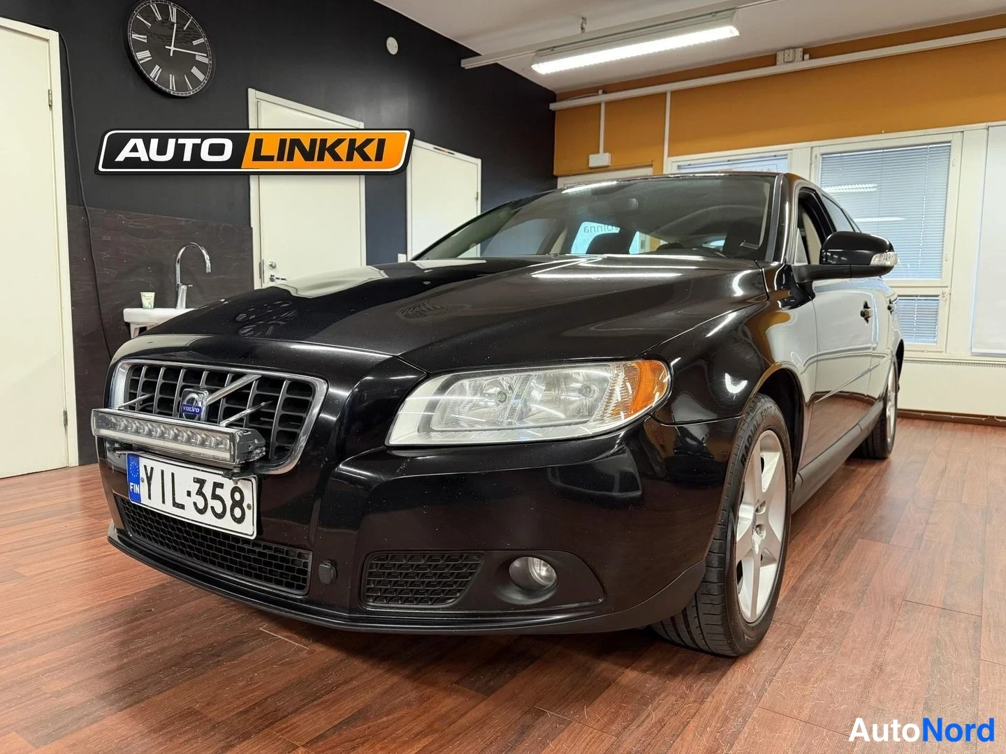 Svart Volvo V70 2008, snett framifrån, fronten åt vänster, bild 2