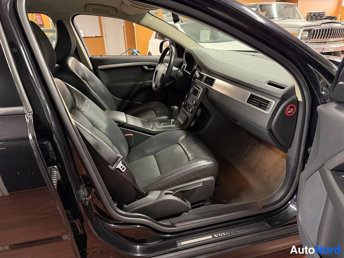 Svart Volvo V70 2008, förarplats, bild 14