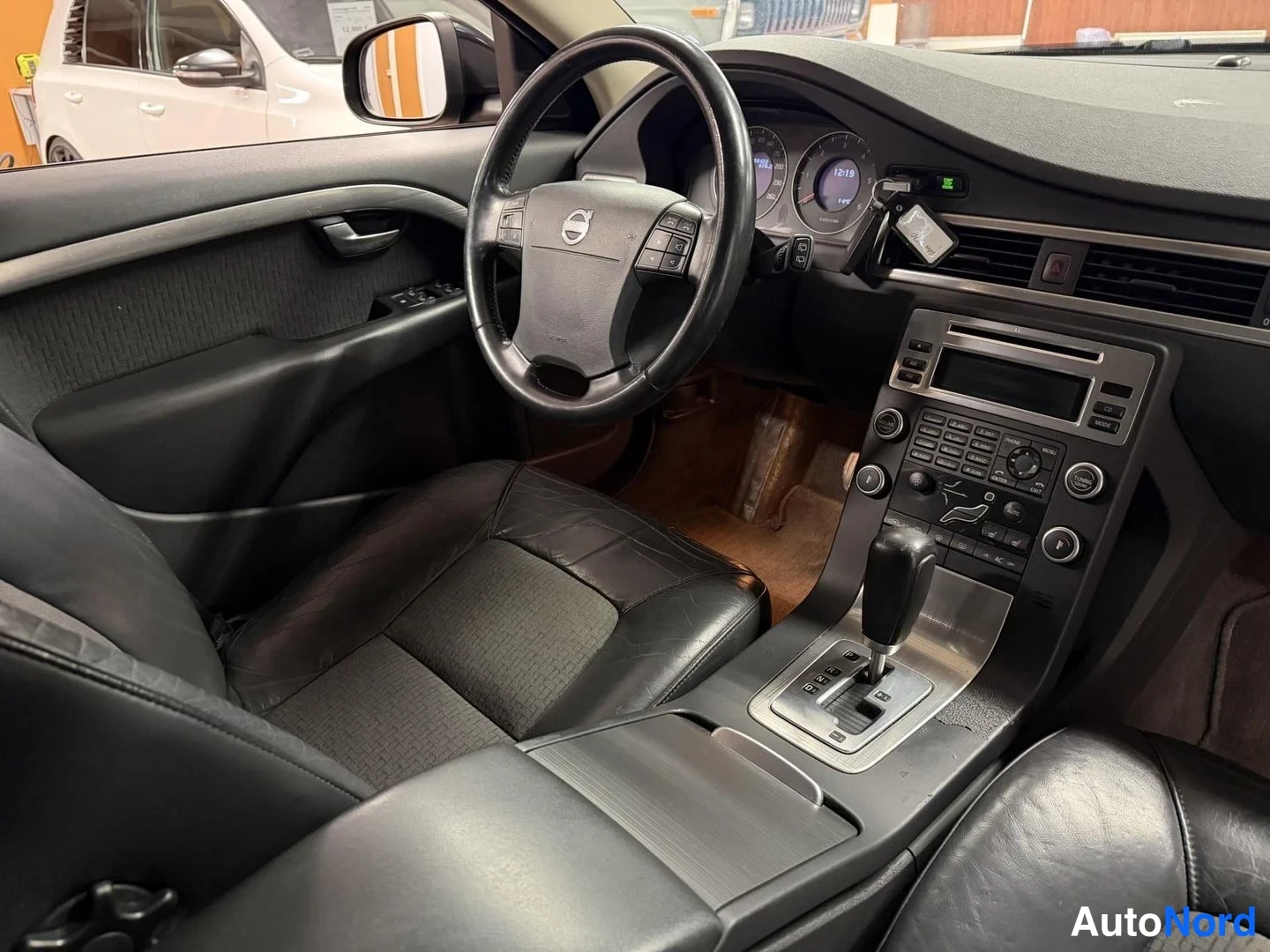 Svart Volvo V70 2008, förarplats, bild 9