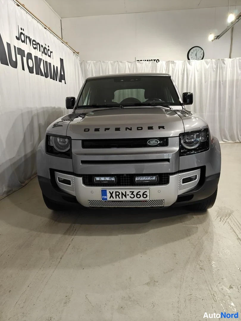 Harmaa Land Rover Defender 110 2022, edestä, kuva 3