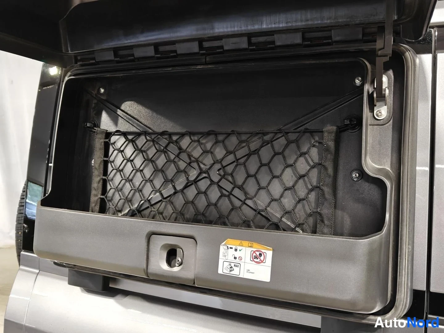 Harmaa Land Rover Defender 110 2022, yksityiskohta, kuva 16