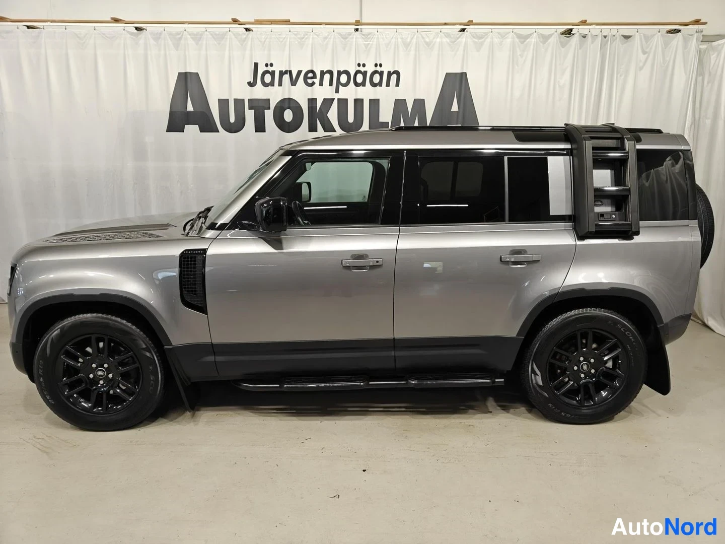 Harmaa Land Rover Defender 110 2022, sivulta, kuva 5