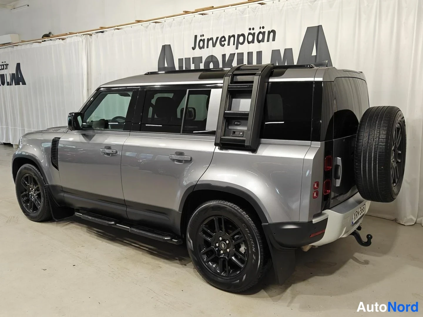 Harmaa Land Rover Defender 110 2022, takaviisto, kuva 7