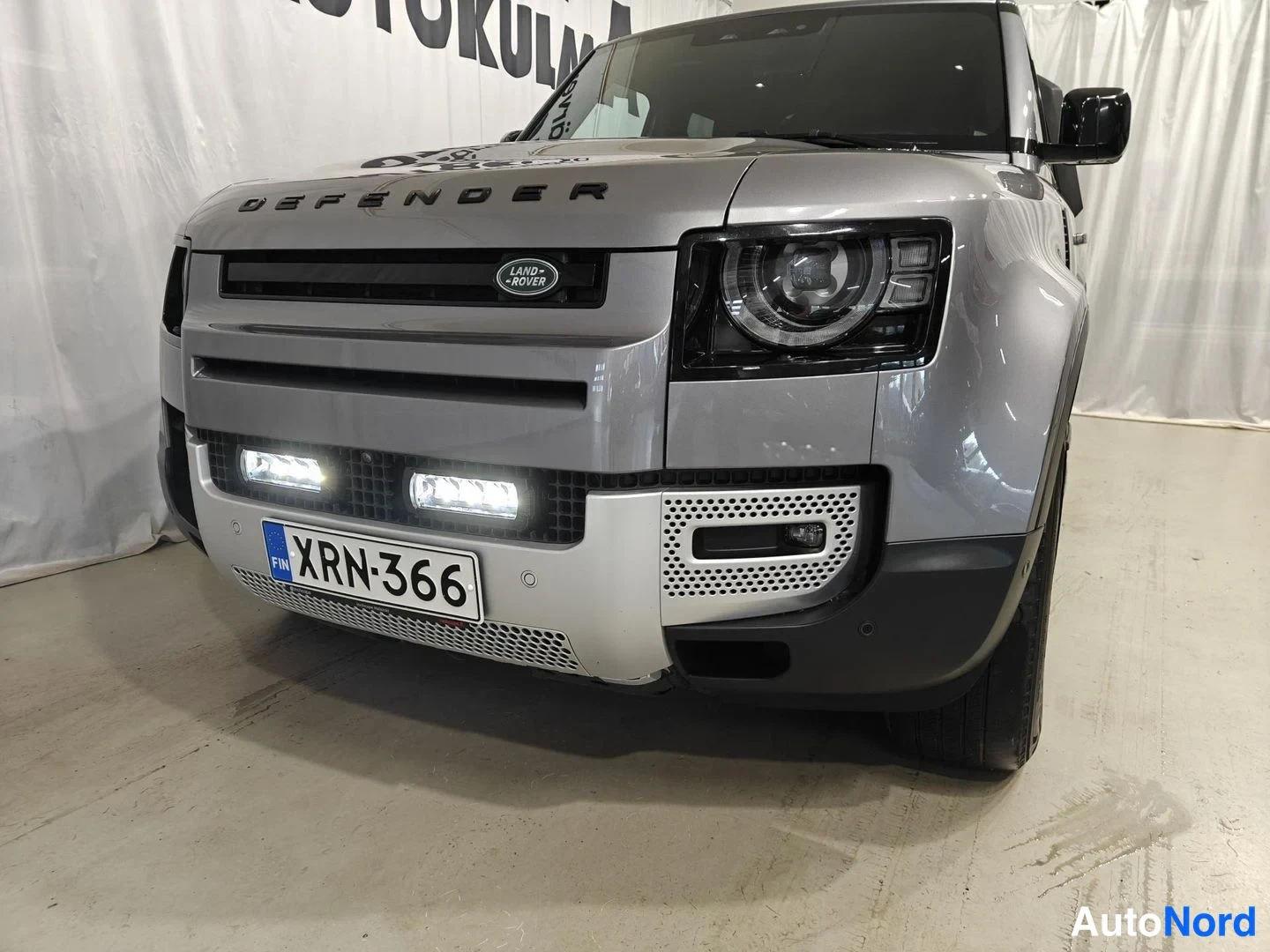 Harmaa Land Rover Defender 110 2022, edestä, kuva 4