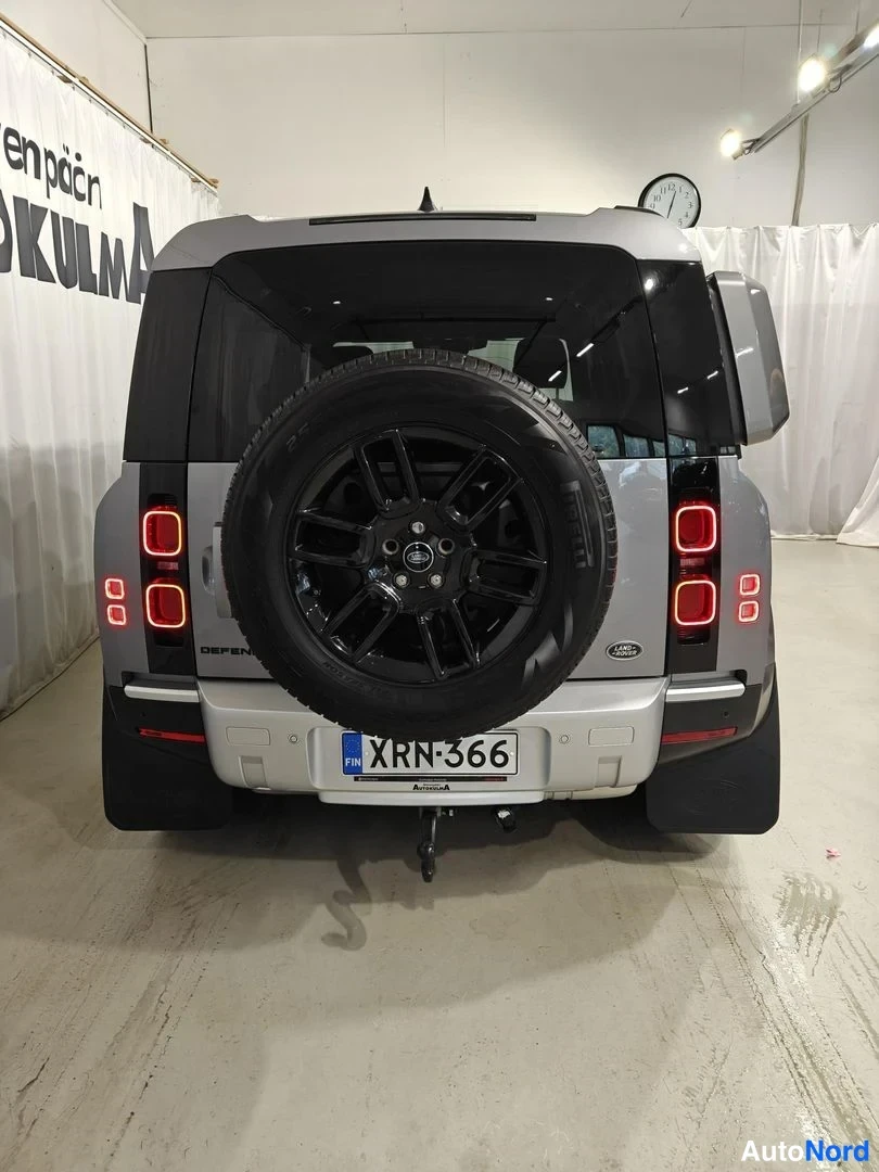 Harmaa Land Rover Defender 110 2022, takaa, kuva 9