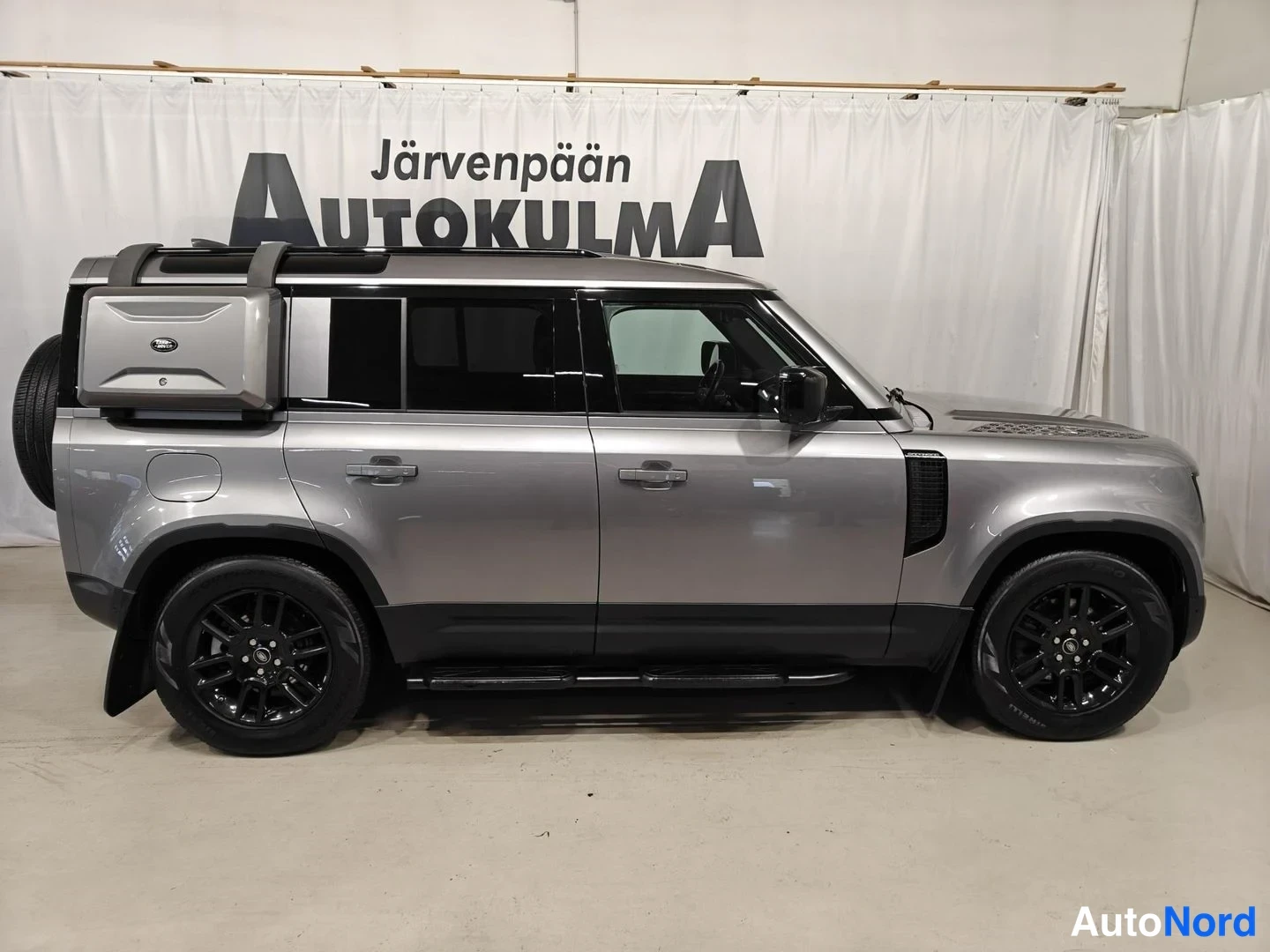 Harmaa Land Rover Defender 110 2022, sivulta, kuva 6