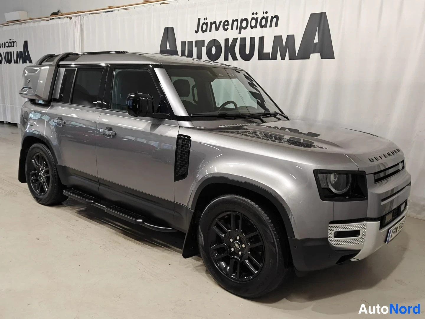 Harmaa Land Rover Defender 110 2022, etuviisto, keula oikealle, kuva 2