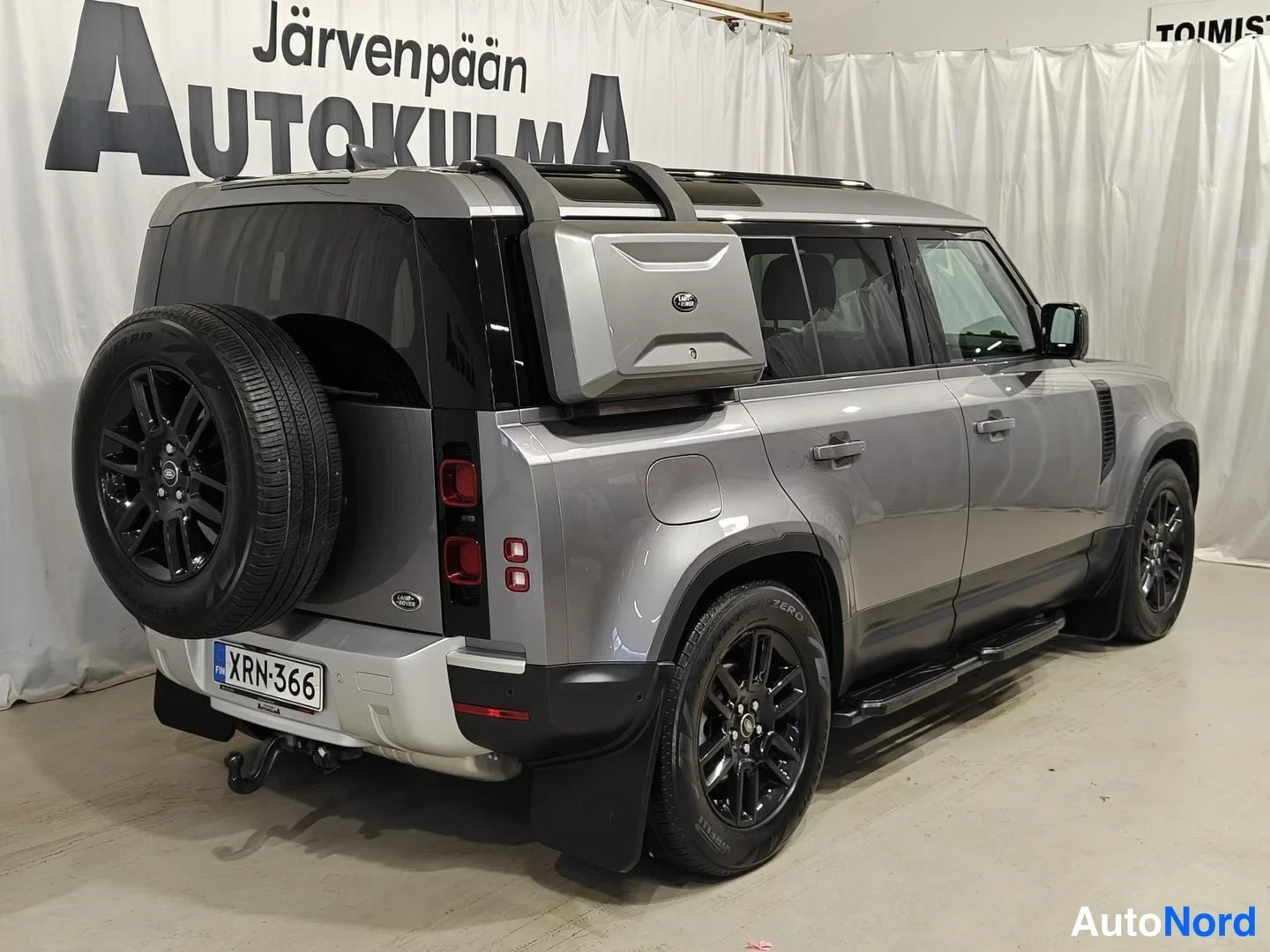 Harmaa Land Rover Defender 110 2022, takaviisto, kuva 8