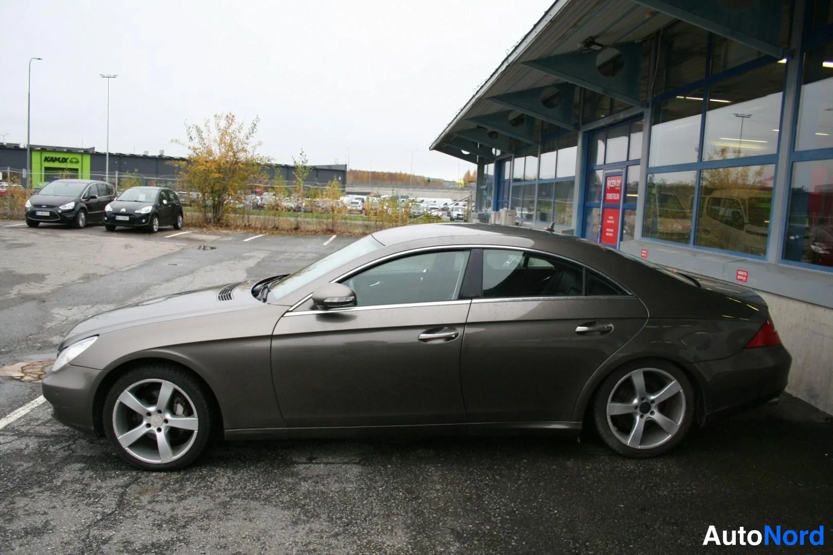 Harmaa Mercedes-Benz CLS 320 CDI 2009, etuviisto, keula vasemmalle, kuva 2