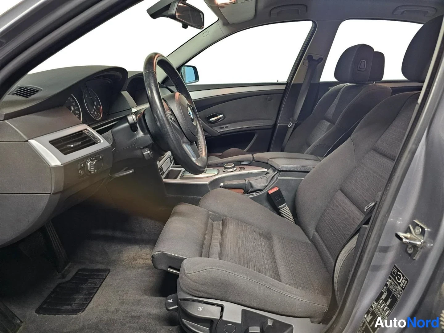 Harmaa BMW 525d xDrive 2008, ohjaamo, kuva 8