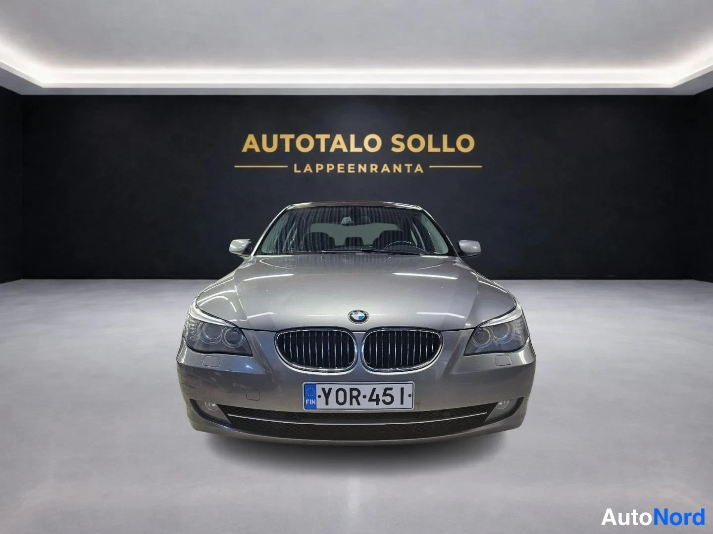 Harmaa BMW 525d xDrive 2008, edestä, kuva 3