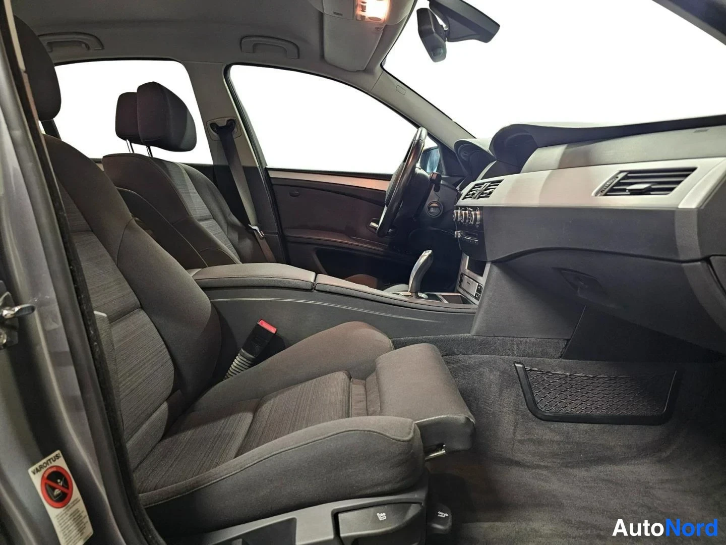Harmaa BMW 525d xDrive 2008, ohjaamo, kuva 11