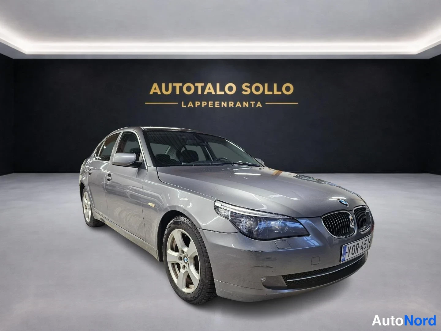 Harmaa BMW 525d xDrive 2008, etuviisto, keula oikealle, kuva 2