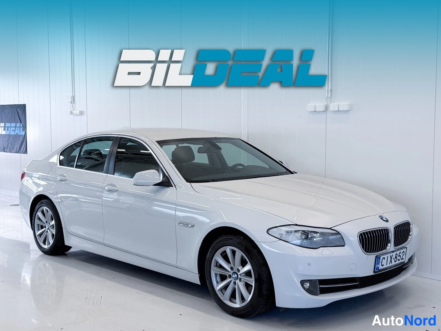 Valkoinen BMW 520d 2013, etuviisto, keula oikealle, kuva 2