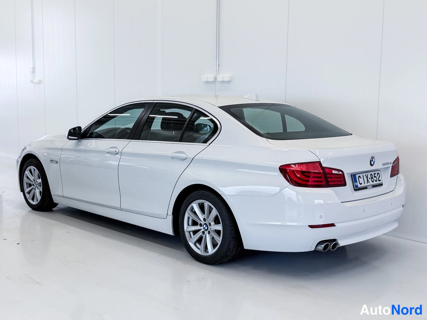 Valkoinen BMW 520d 2013, takaviisto, kuva 4