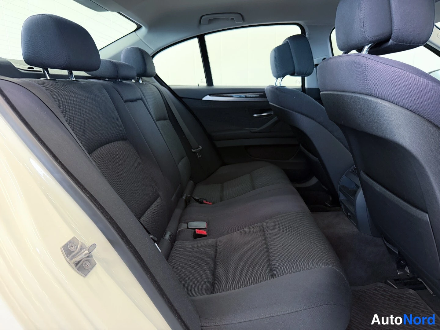 Valkoinen BMW 520d 2013, takaistuimet, kuva 13