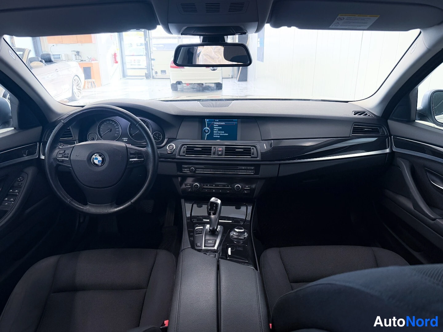 Valkoinen BMW 520d 2013, ohjaamo, kuva 8