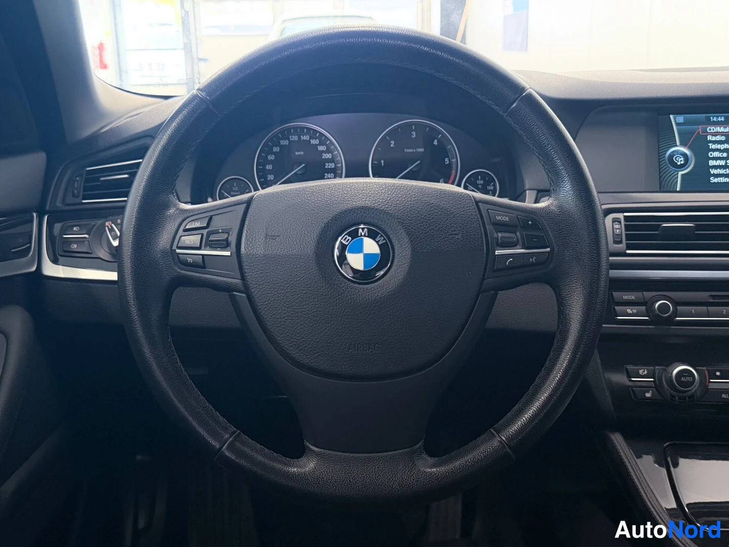 Valkoinen BMW 520d 2013, ohjaamo, kuva 9