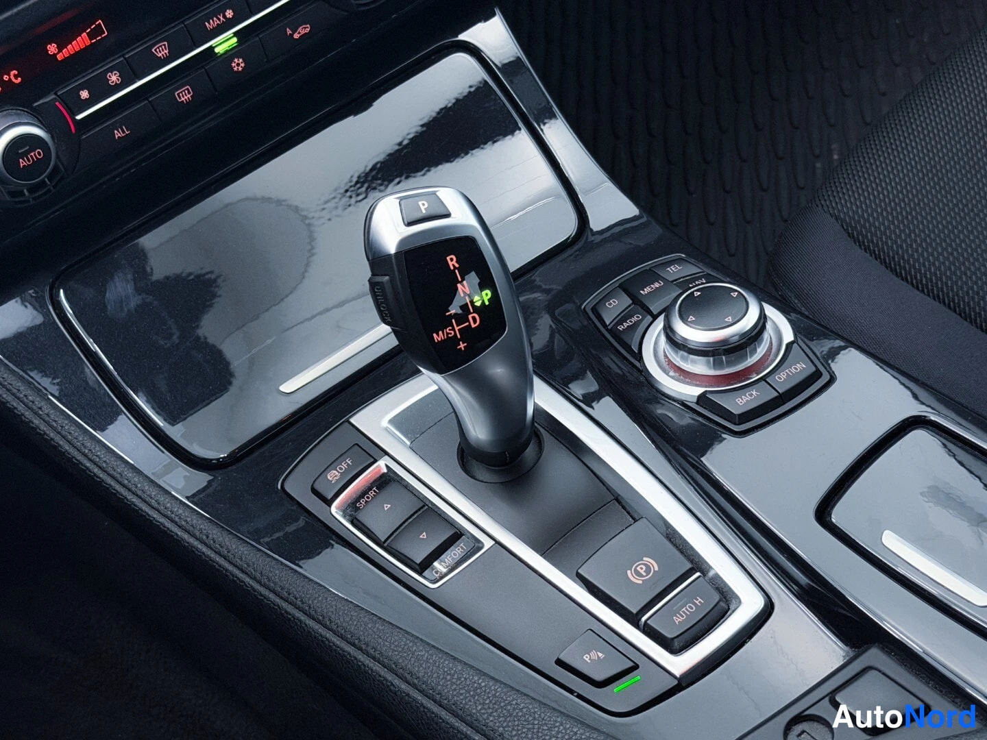Valkoinen BMW 520d 2013, yksityiskohta, kuva 18