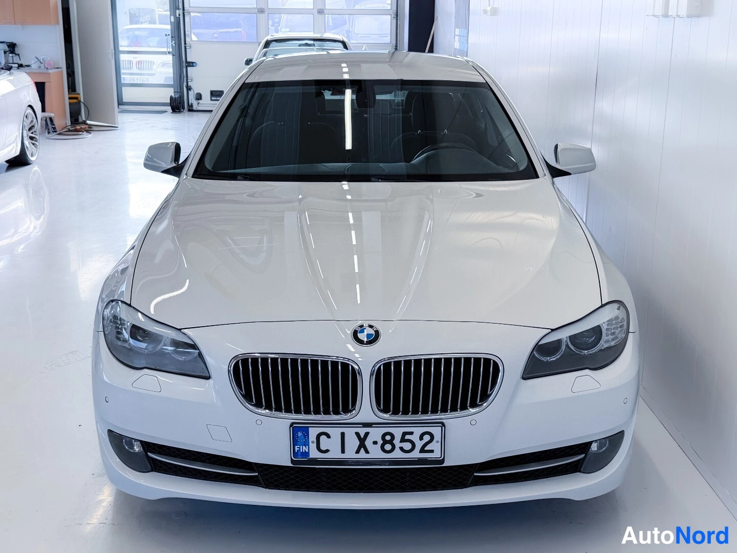 Valkoinen BMW 520d 2013, edestä, kuva 3