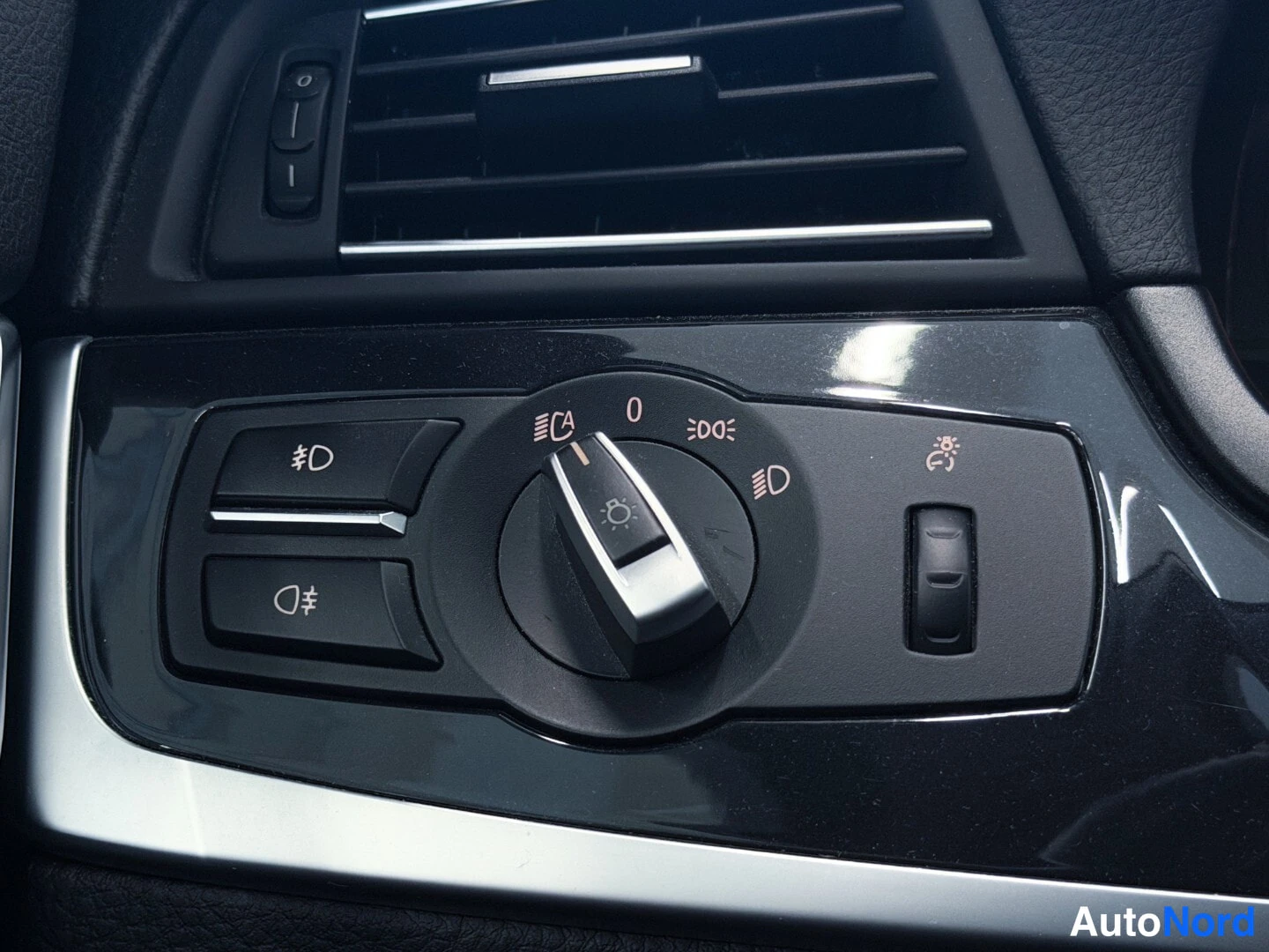 Valkoinen BMW 520d 2013, yksityiskohta, kuva 22