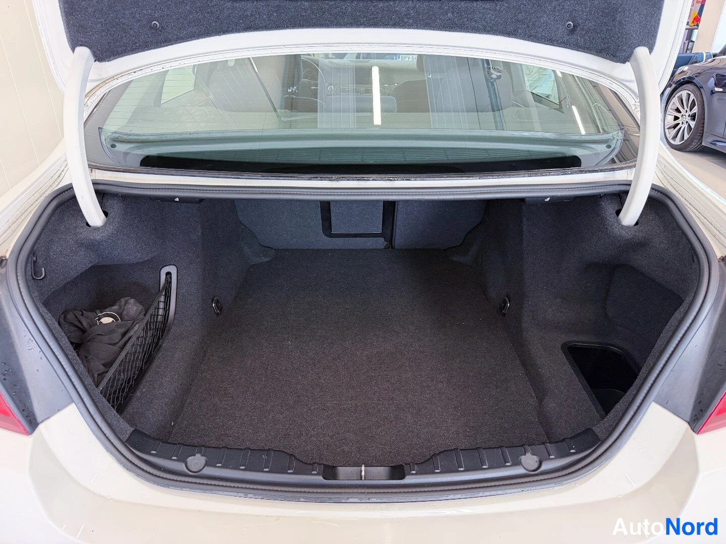 Valkoinen BMW 520d 2013, tavaratila, kuva 14