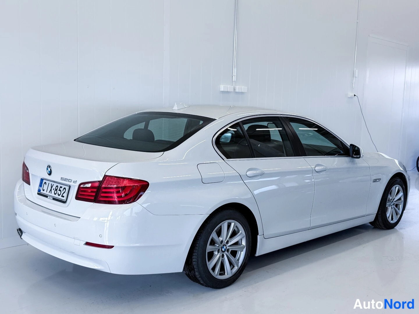 Valkoinen BMW 520d 2013, takaviisto, kuva 5