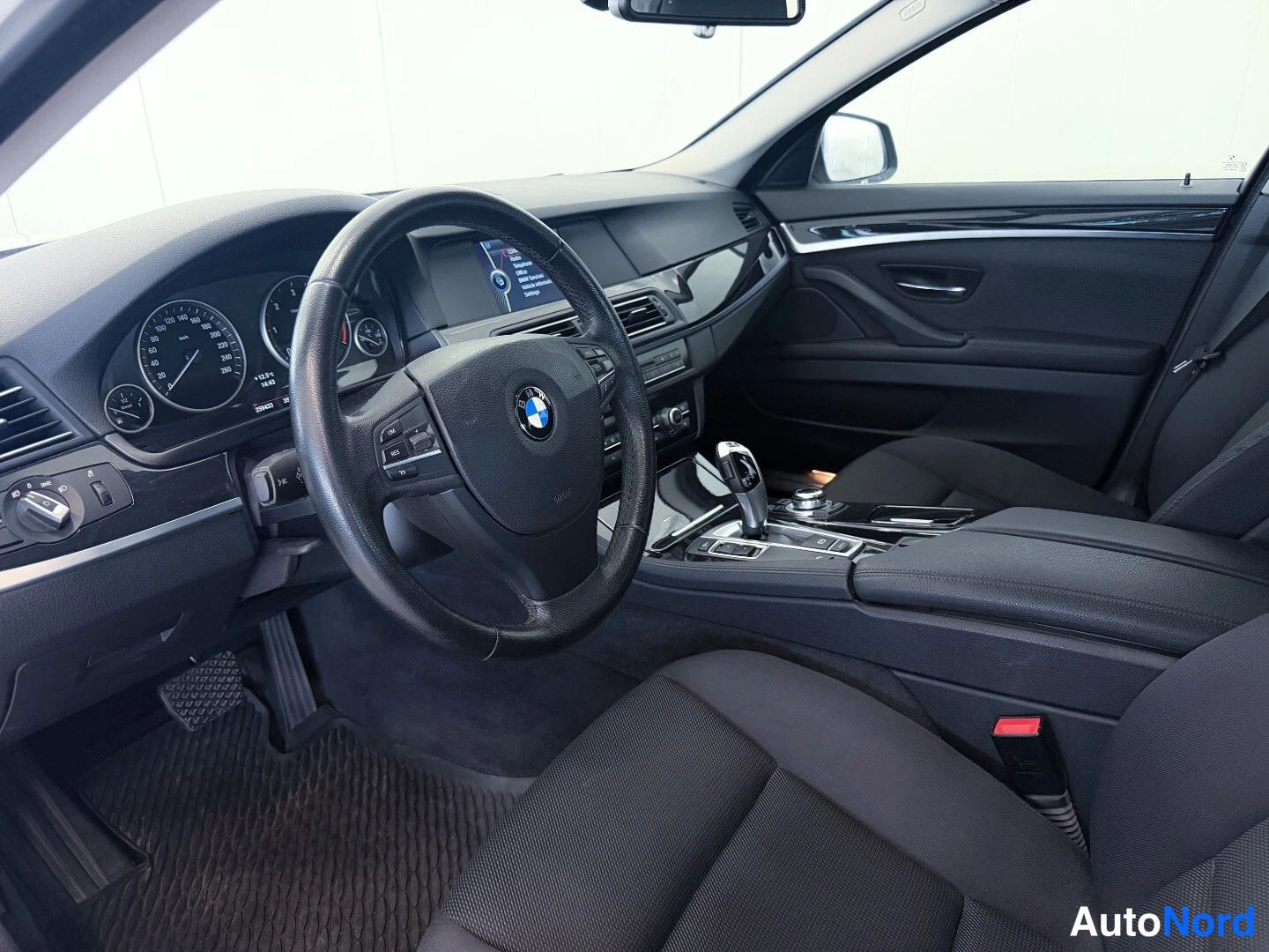 Valkoinen BMW 520d 2013, ohjaamo, kuva 7