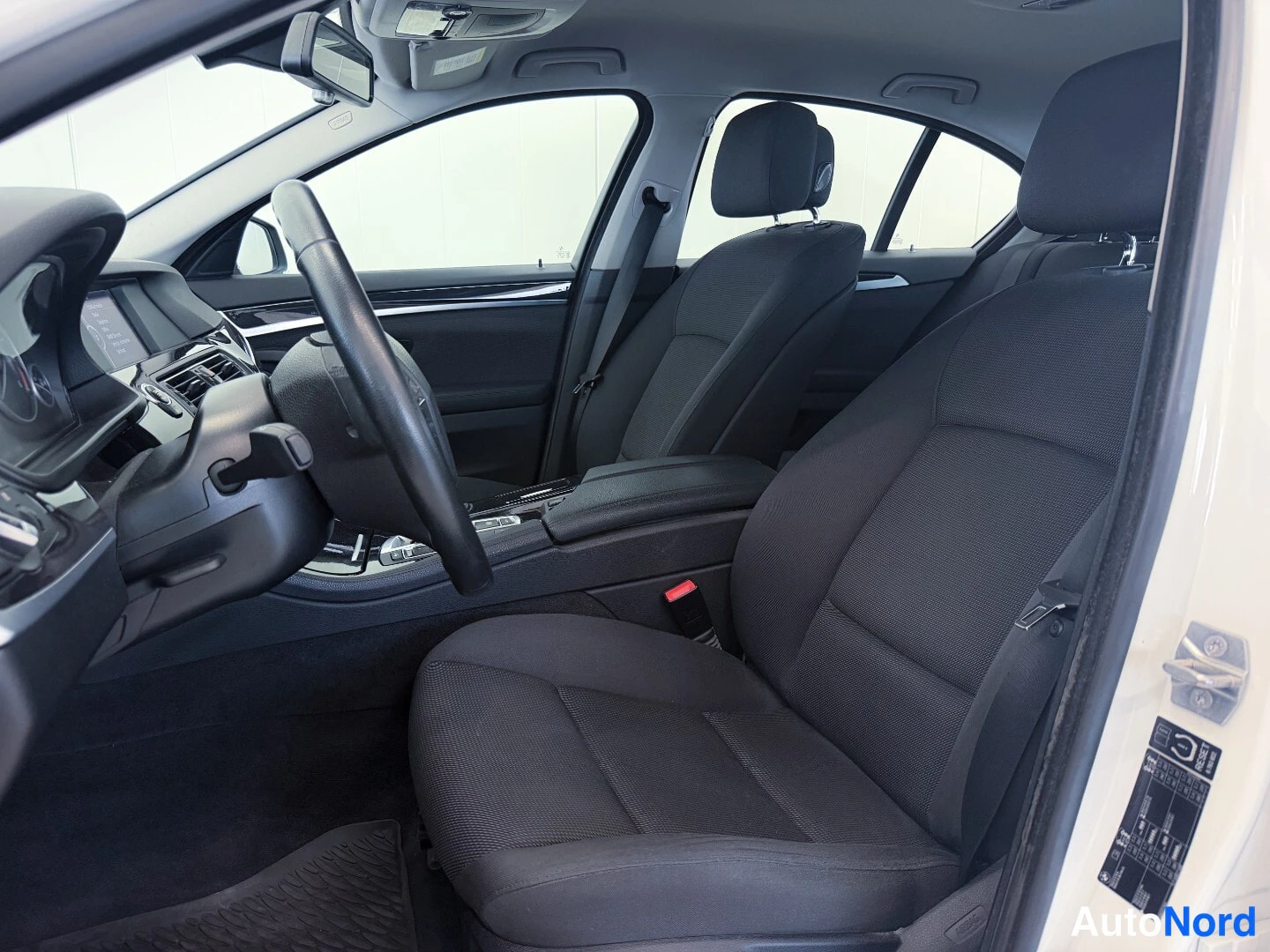 Valkoinen BMW 520d 2013, etuistuimet, kuva 10