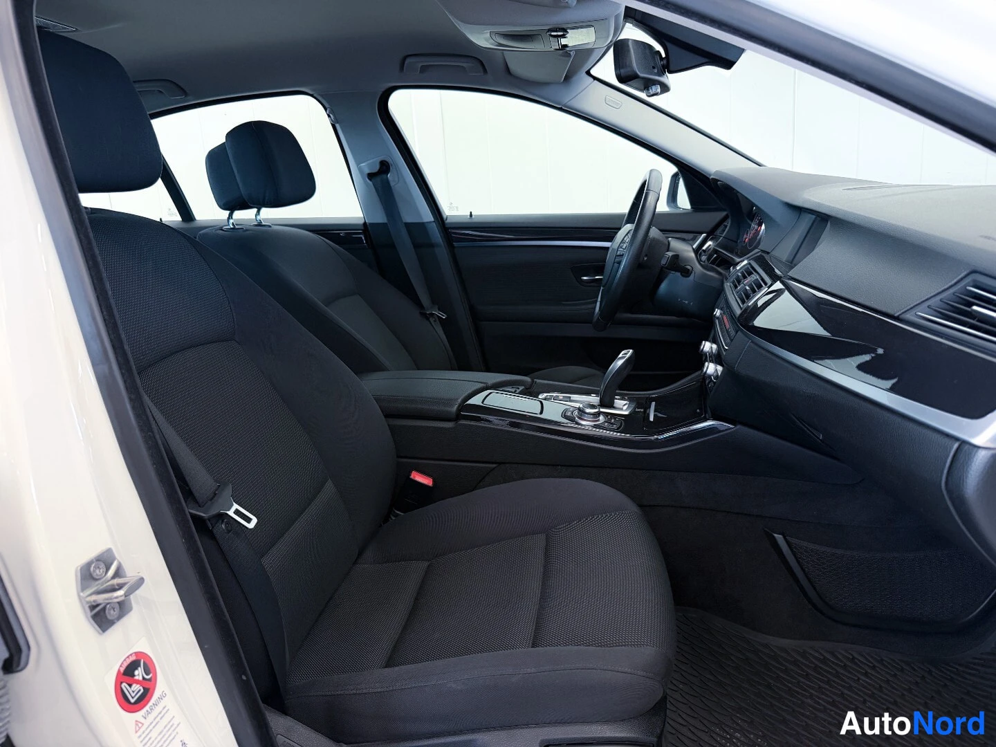 Valkoinen BMW 520d 2013, etuistuimet, kuva 11
