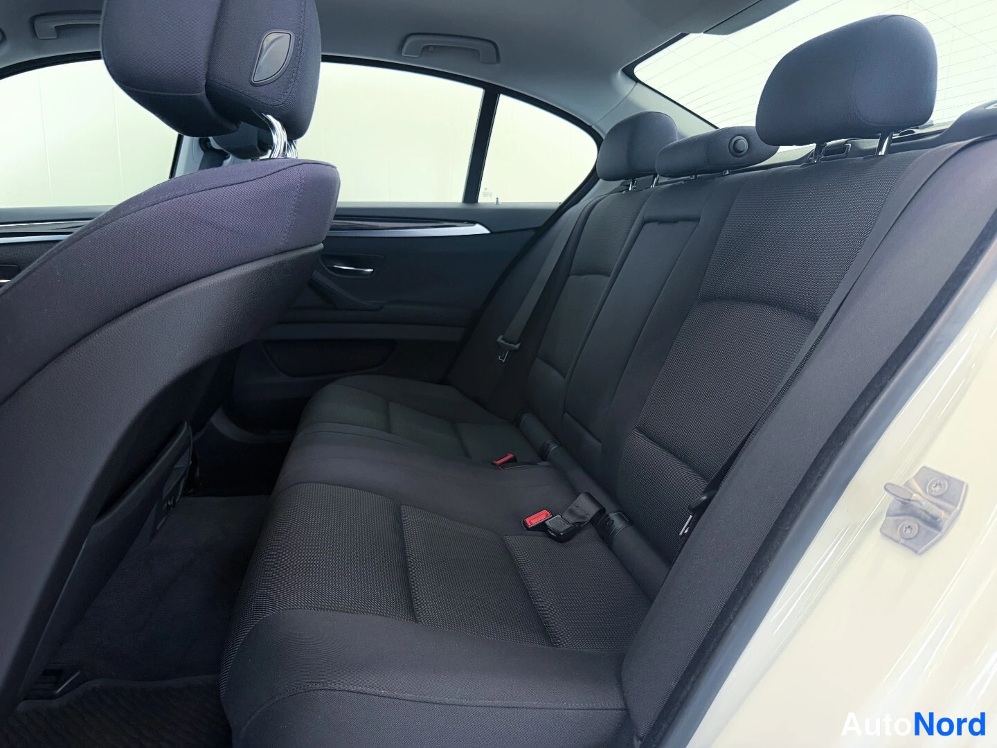 Valkoinen BMW 520d 2013, takaistuimet, kuva 12