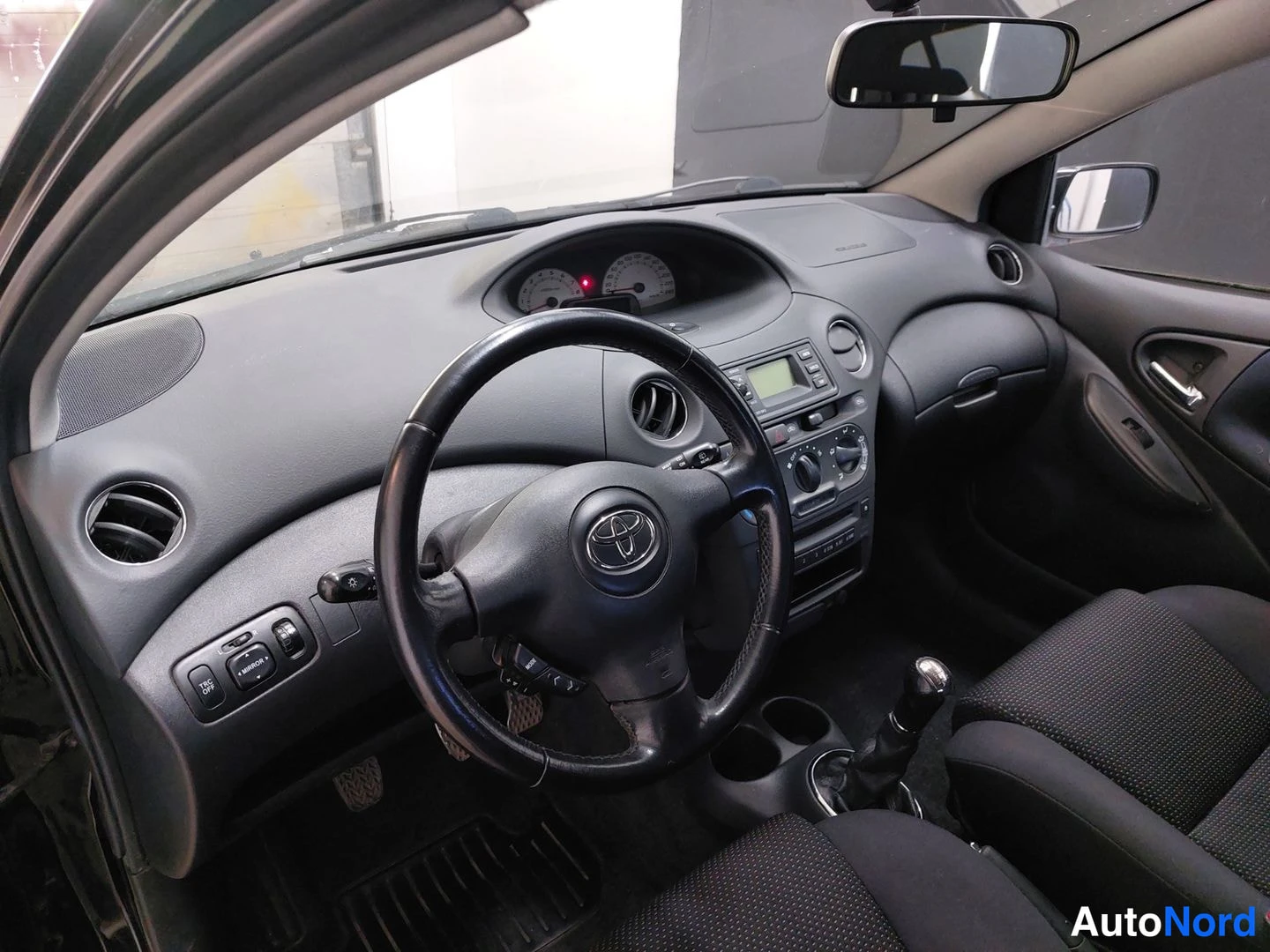 Musta Toyota Yaris 2004, ohjaamo, kuva 10