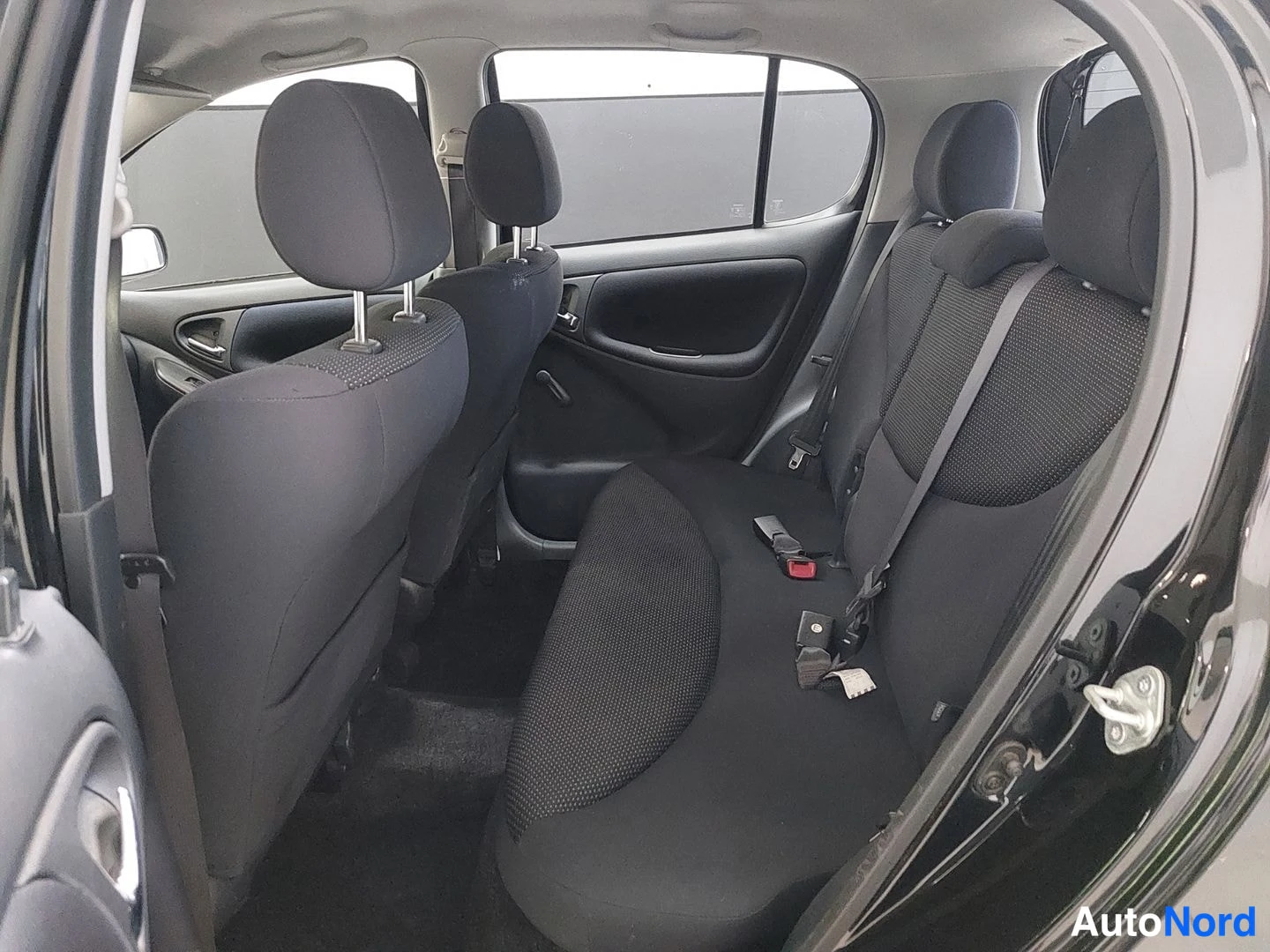 Musta Toyota Yaris 2004, takaistuimet, kuva 13