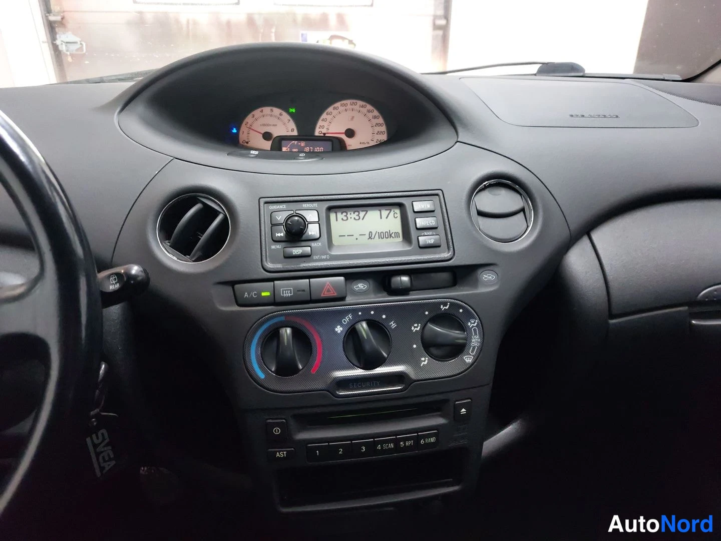 Musta Toyota Yaris 2004, ohjaamo, kuva 11