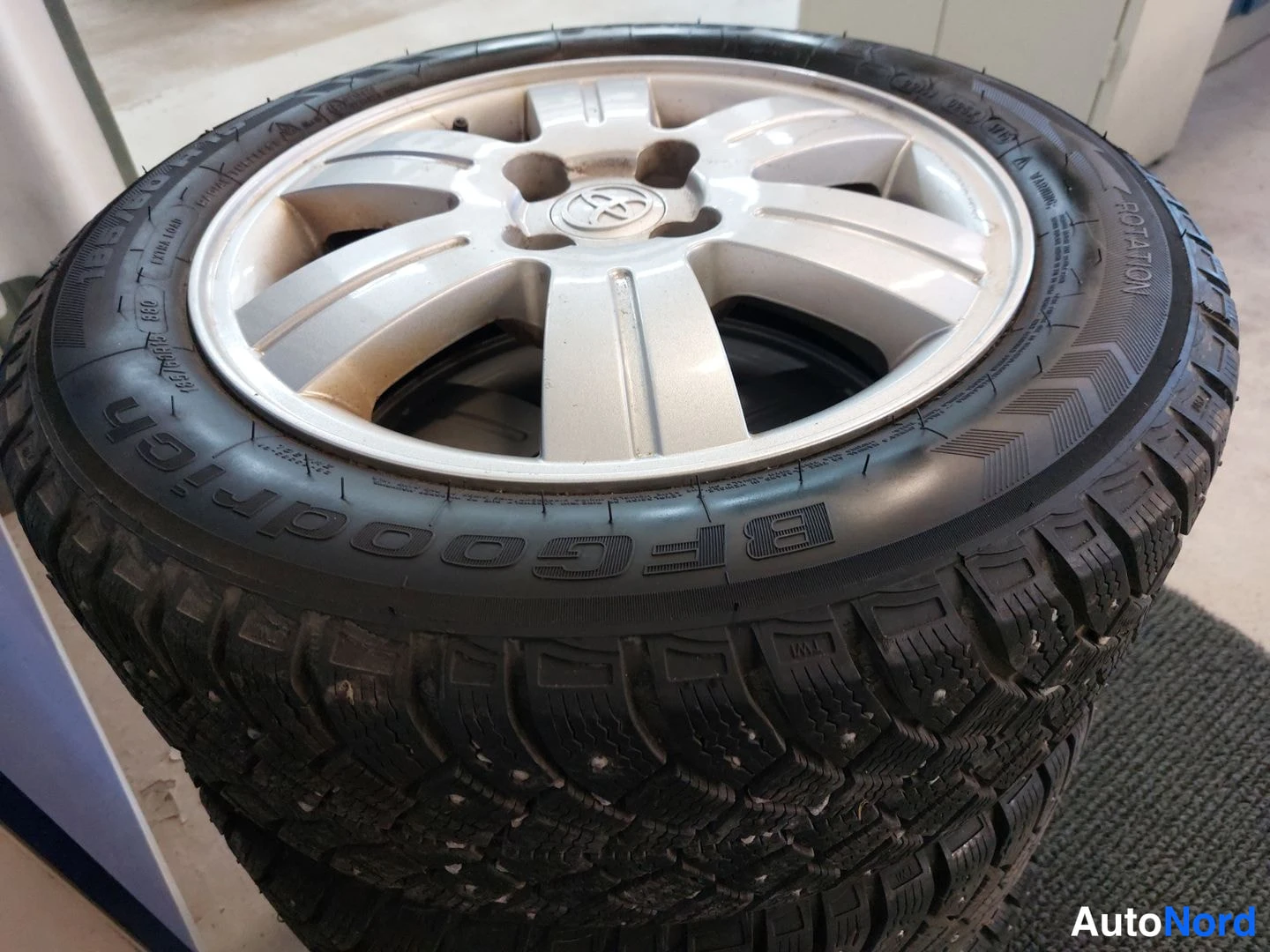 Musta Toyota Yaris 2004, yksityiskohta, kuva 17