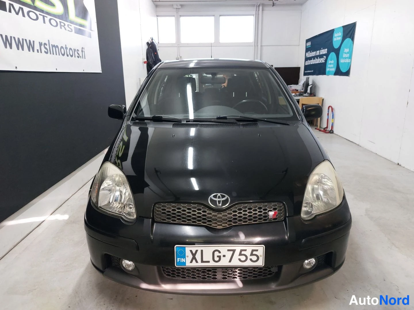 Musta Toyota Yaris 2004, edestä, kuva 4