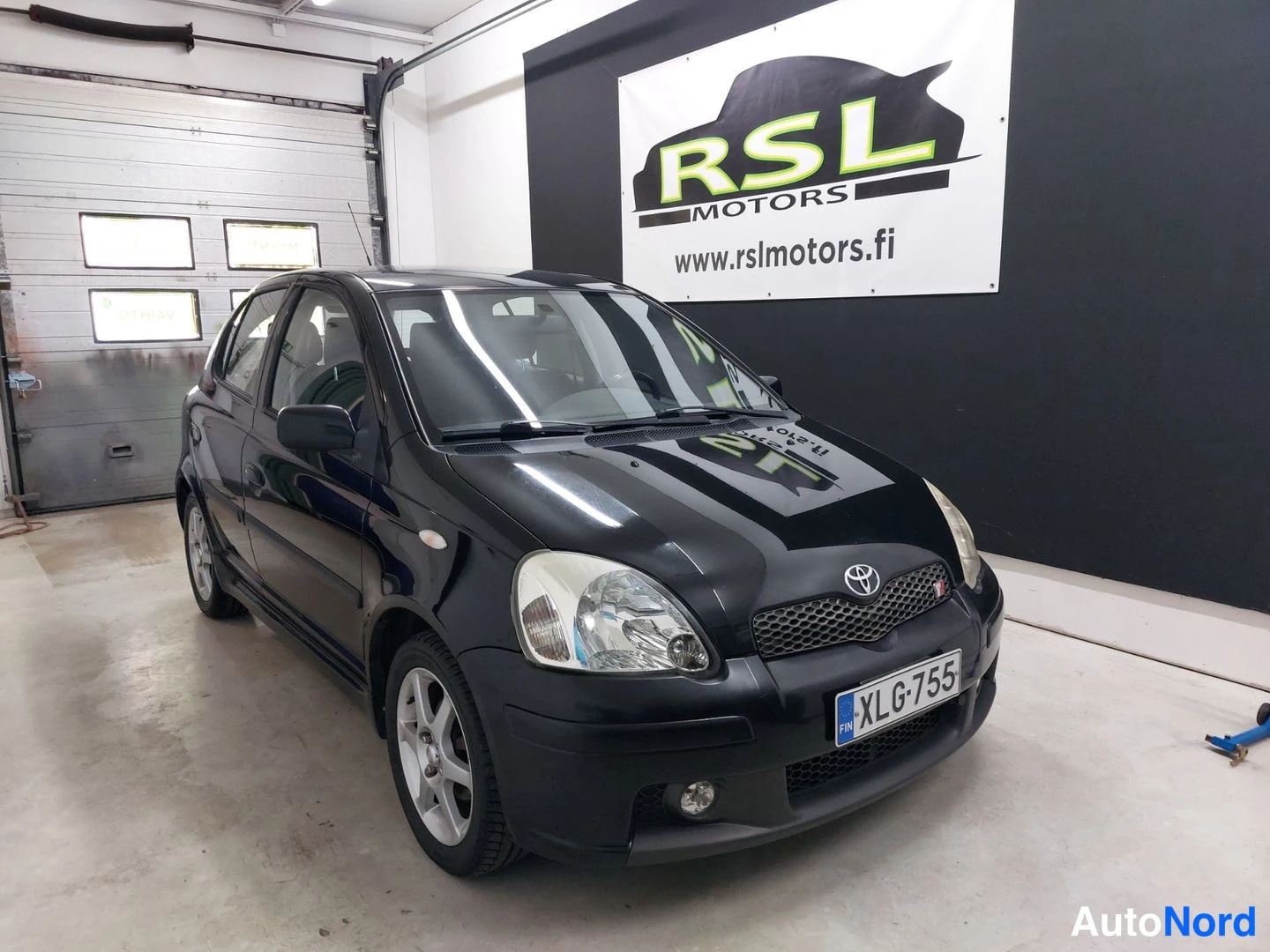 Musta Toyota Yaris 2004, etuviisto, keula oikealle, kuva 3