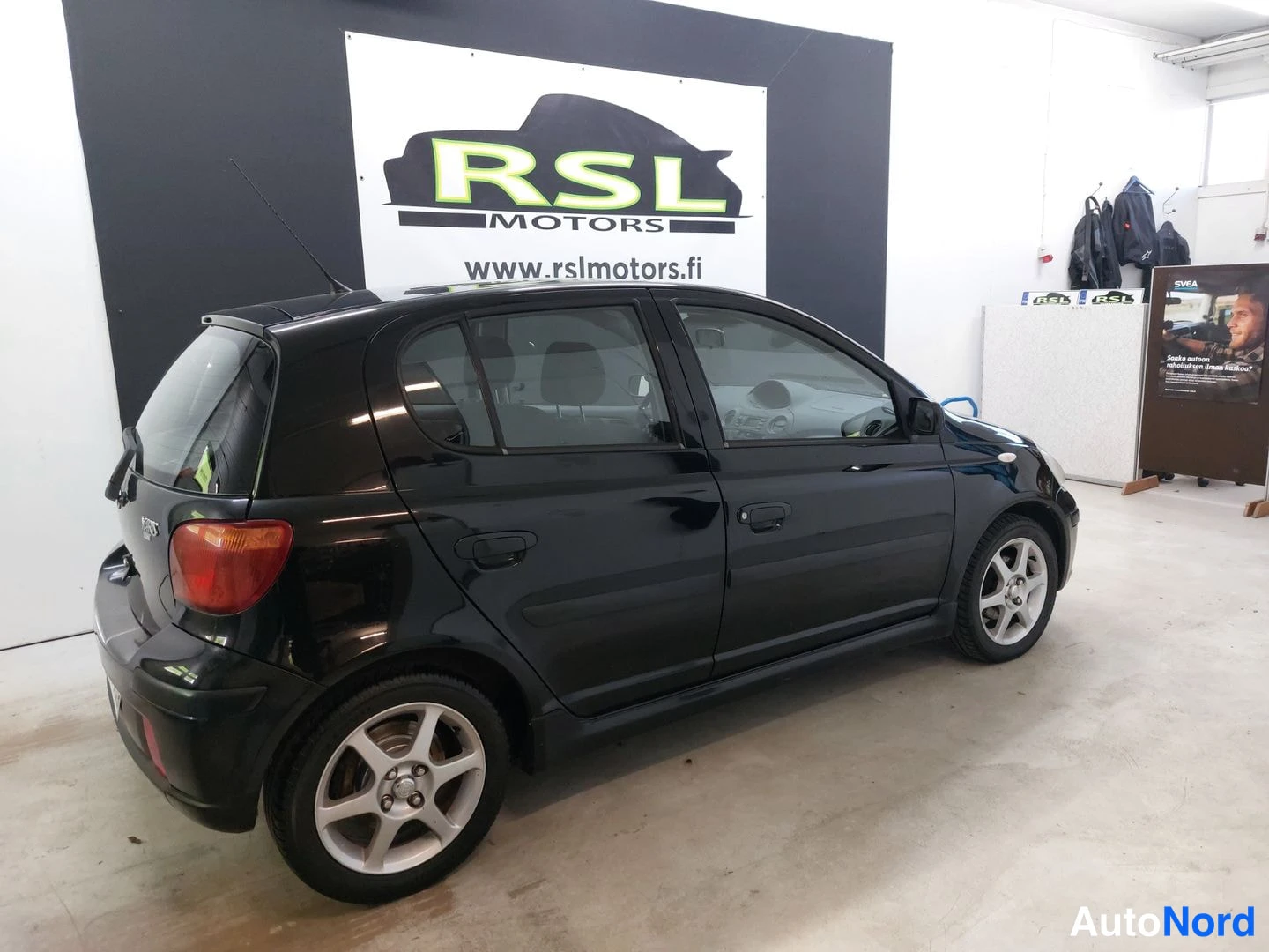 Musta Toyota Yaris 2004, takaviisto, kuva 5